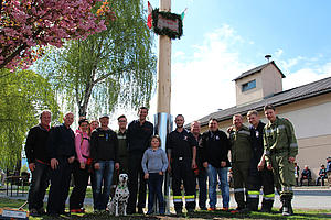 Gruppenfoto der Feuerwehr, gemeinsam mit Familie Liebfahrt vlg. Meiselbauer